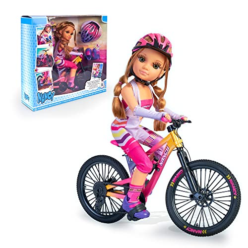 Nancy - Un día de Mountain Bike, muñeca articulada con outfit de ciclista, complementos y accesorios, bicicleta que se mueve, set de juguete para niñas y niños a partir de 3 años, Famosa (700017339)