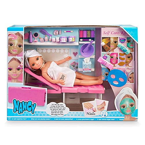 Nancy - Un día de spa, muñeca con toalla y tumbona de spa, set para hacer mascarillas, maquillaje de purpurina y accesorios de belleza, para niñas y niños a partir de 3 años, Famosa, (700016639)